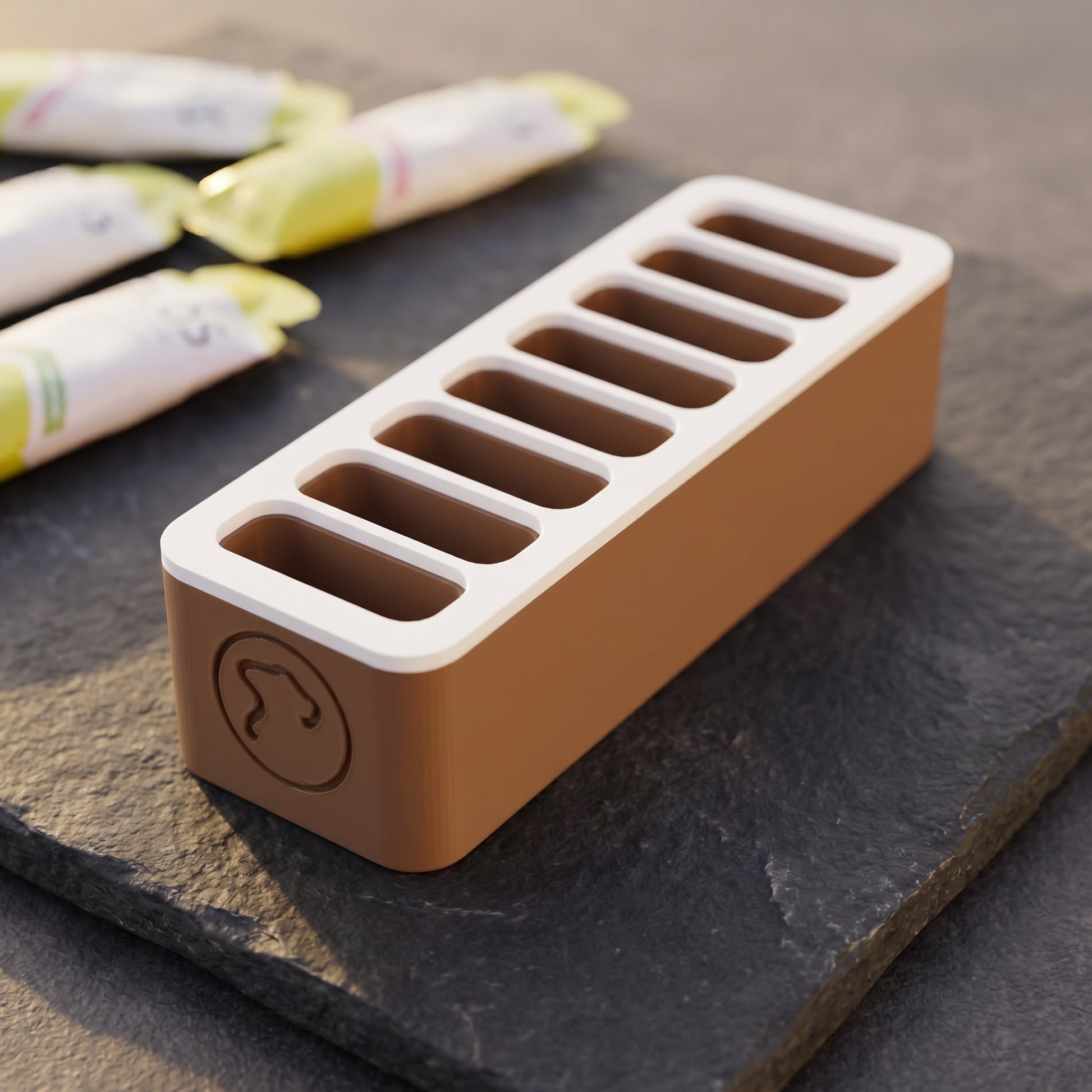 Norello Fuel Rack in Braun mit weißem Deckel und 8 Slots auf dunkler Steinplatte
