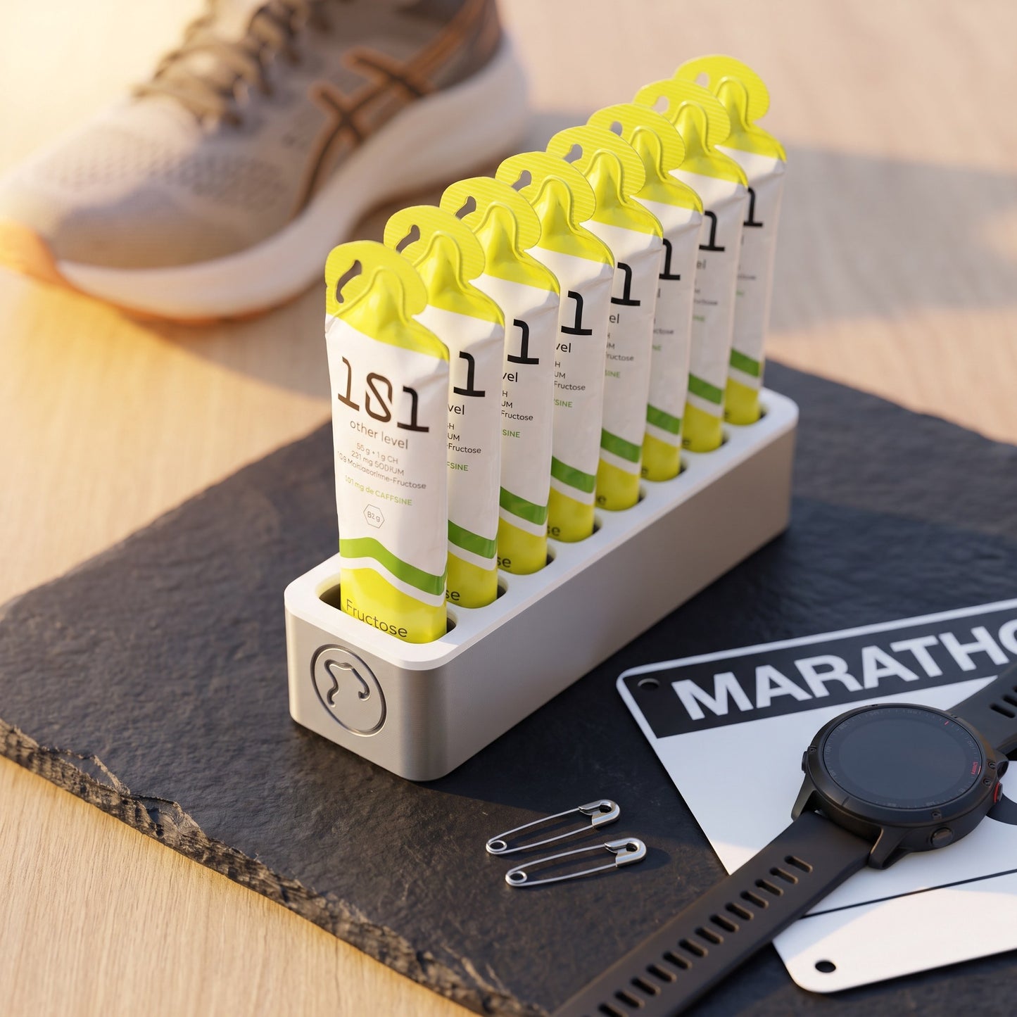 Norello Fuel Rack mit 8 Energy-Gels neben Marathon-Startnummer, GPS-Uhr und Laufschuh — Race-Week-Szene