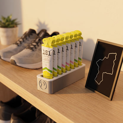 Norello Fuel Rack mit 8 Gels im Wohnregal neben Laufschuhen und Strecken-Bild