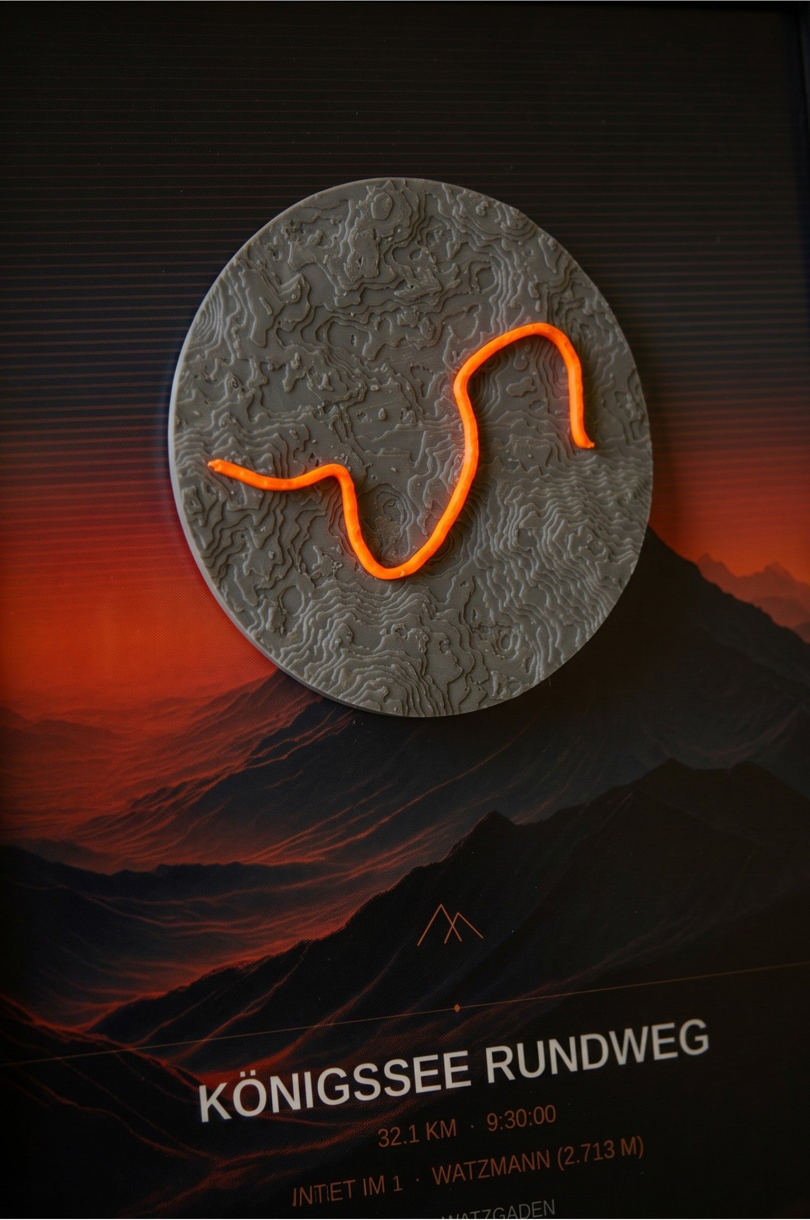 Nahaufnahme der 3D-gedruckten GPS-Relief-Disc mit erhabener Route